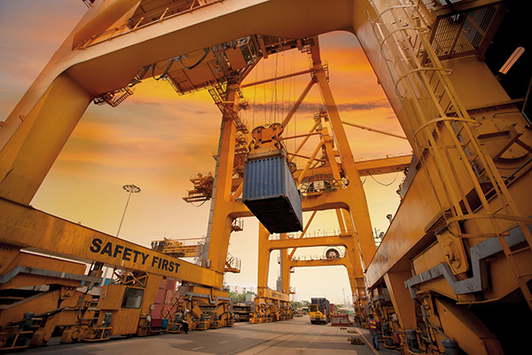 Drum brake alternative for all applications in which there is a lack of installation space to the right and left of the brake Container logistics and crane construction